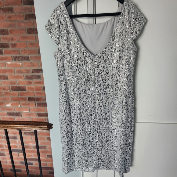 Short plus size Adrianna Papell sequin dress size 14W - Picture 2 of 3